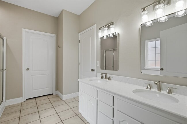 Building Photo - 305 NW Palomino St