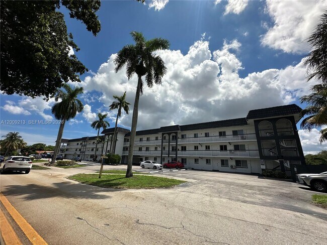 Building Photo - 1400 NE 56th St