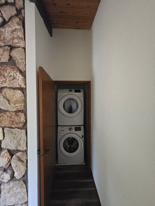 Building Photo - Riverfront Property 3 Bedroom 2 Bath in To...