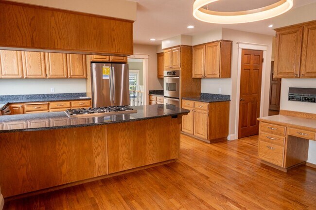 Building Photo - 3Bd/3Ba Bellevue House