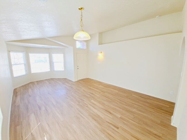 Building Photo - Gorgeous 4-bedroom, 2-bath home featuring ...