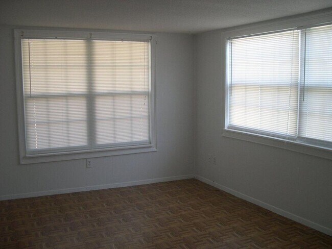 Building Photo - 220 Golden Days Dr