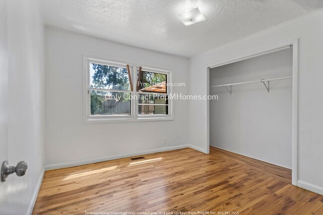 Building Photo - Charming Three Bedroom in Woodstock Neighborhood!