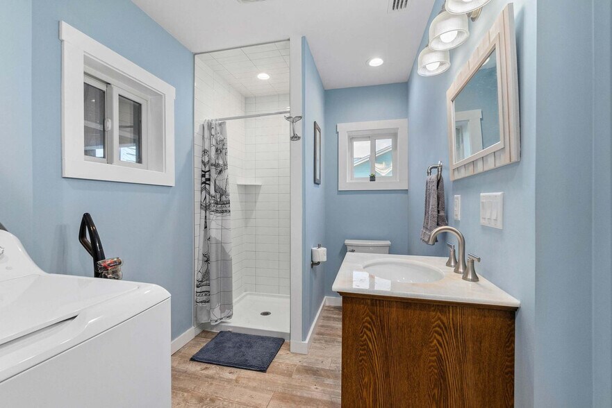 Building Photo - 11 Comares Ave S