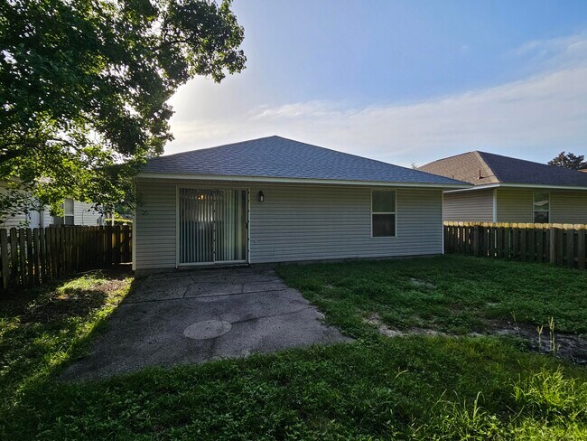 Building Photo - 2787 Bay Club Dr