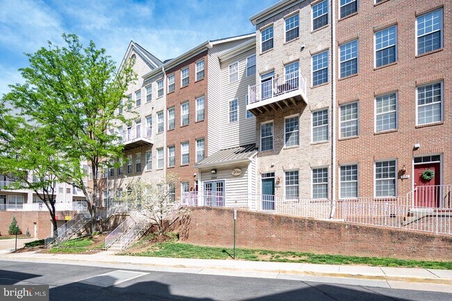 Building Photo - 2664 Manhattan Pl
