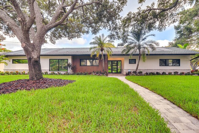 Building Photo - 1412 Country Club Rd N