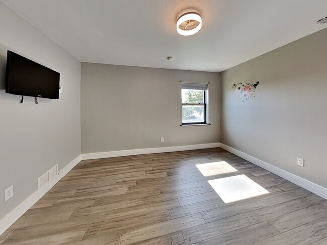 Building Photo - 6915 Forestglade Cir