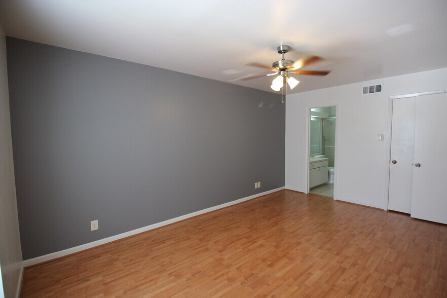 Building Photo - 8401 N New Braunfels Ave