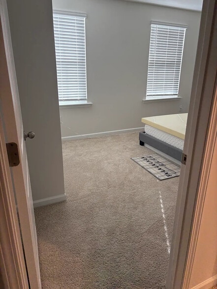 Building Photo - Room in House on Moore Crk Dr