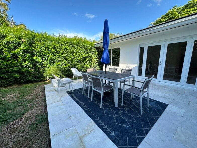 Building Photo - 1511 Robbia Ave