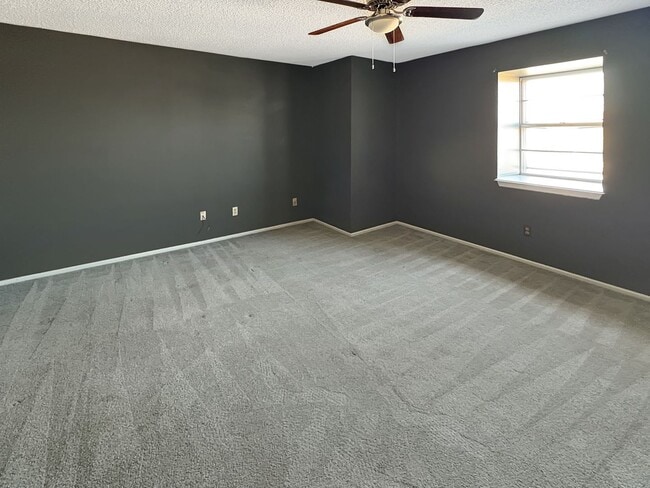 Building Photo - 413 W Kiowa Ave