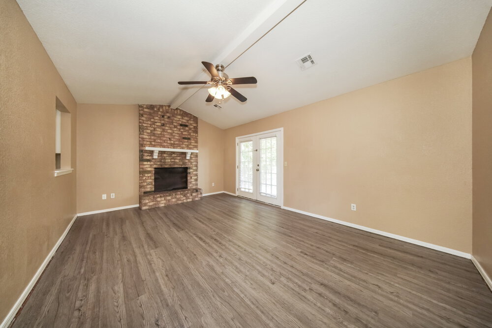 Building Photo - 9705 Oaktree Terrace