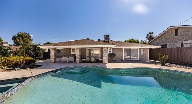 Building Photo - Large, Gorgeous Single Story Pool Home