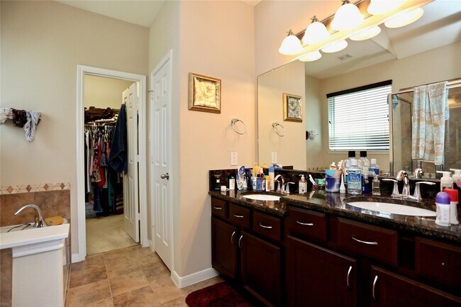 Building Photo - 26715 Richwood Oaks Dr