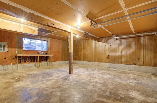 Building Photo - Coveted Cascade Park Area Split Entry Home
