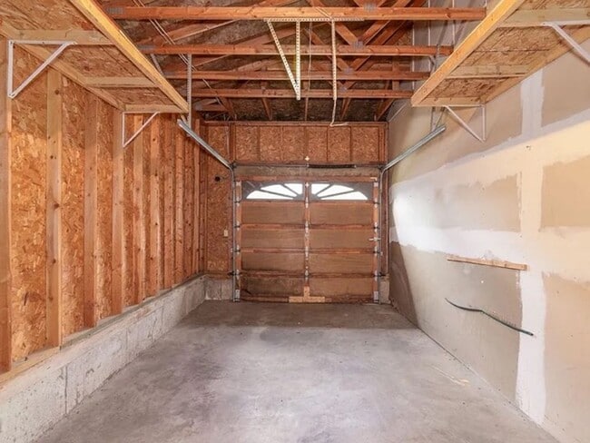 Building Photo - 4 Bed, 2 Bath Duplex Next to EWU!