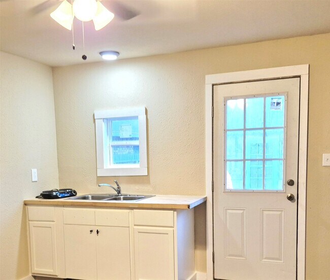 Building Photo - 854 Shawnee St