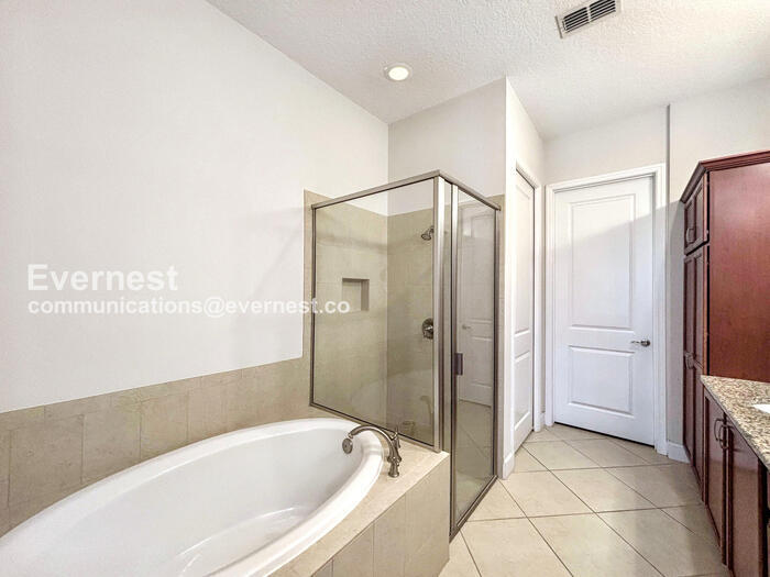 Building Photo - 13873 Benavente Ave