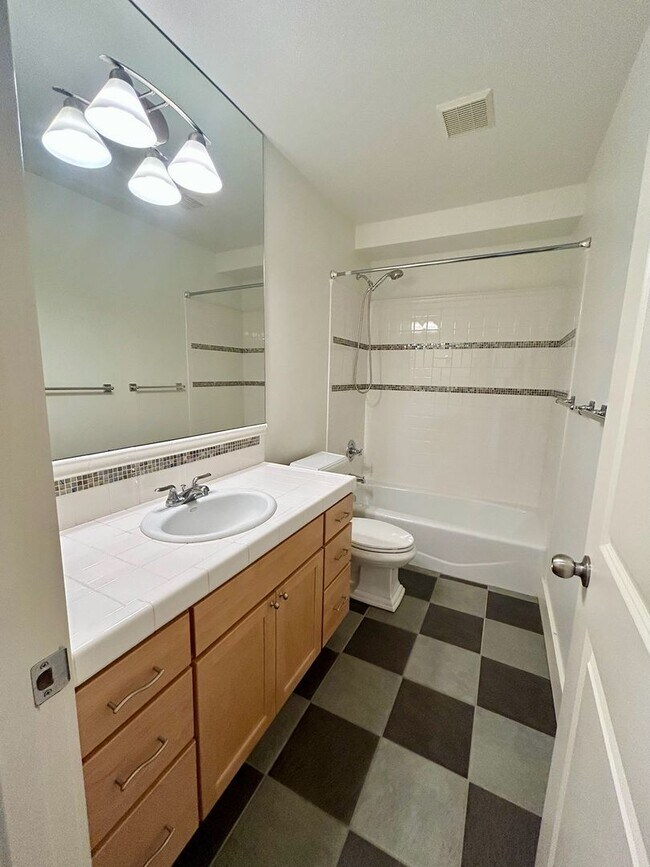 Building Photo - Queen Anne Townhome