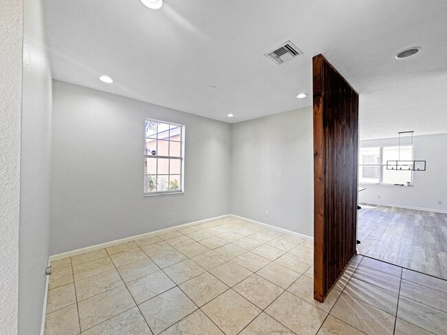 Building Photo - 1452 NW Leonardo Cir