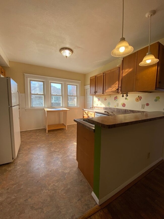 Building Photo - 3 Bedroom Home in Elkhart with Garage and ...