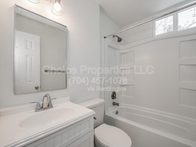 Building Photo - 5111 Valley Stream Rd