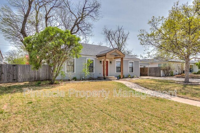 Building Photo - 2205 Live Oak St