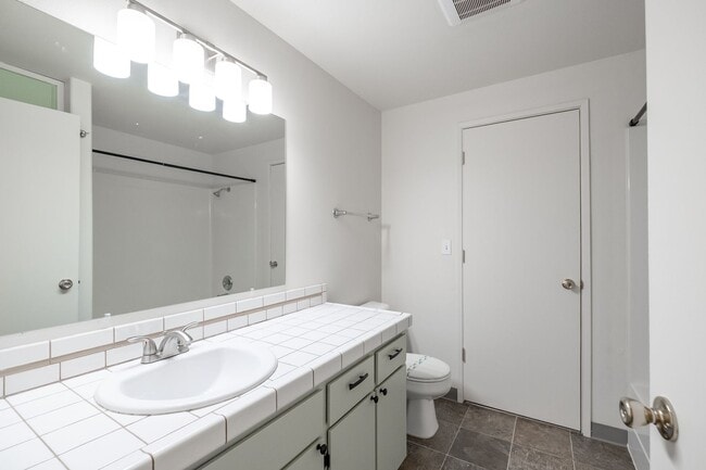 Building Photo - Hummingbird Duplex