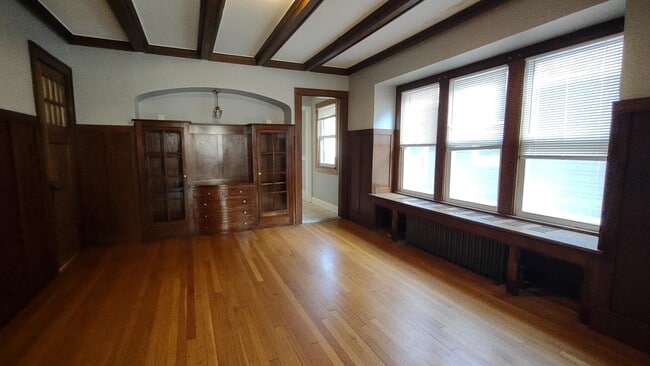 Building Photo - 3040 N Farwell Ave