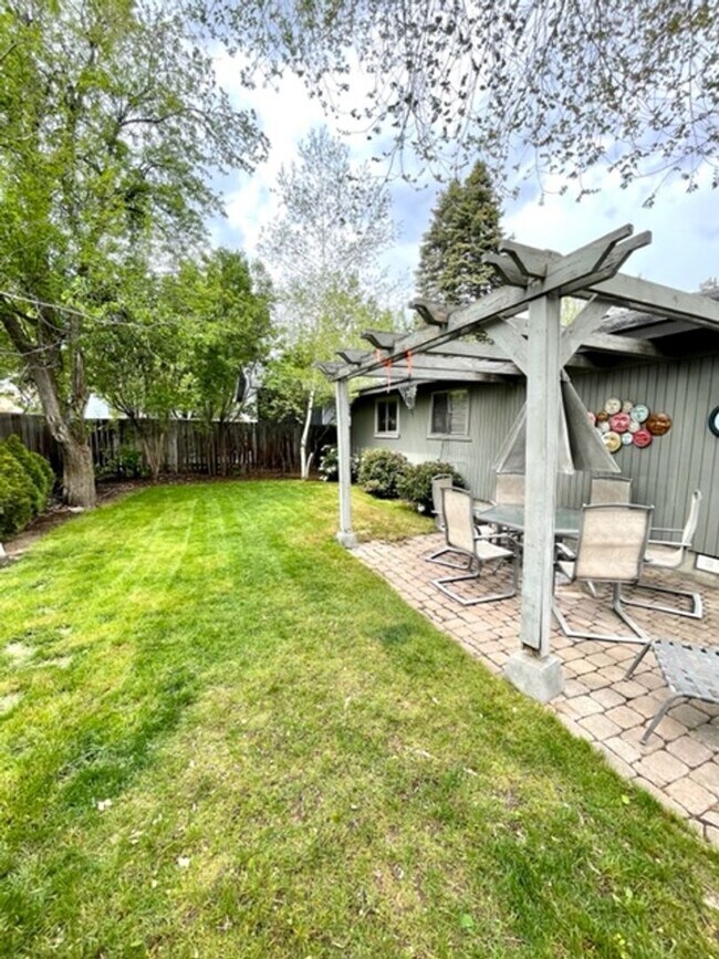 Building Photo - Single Level Westside Home with fabulous backyard!!