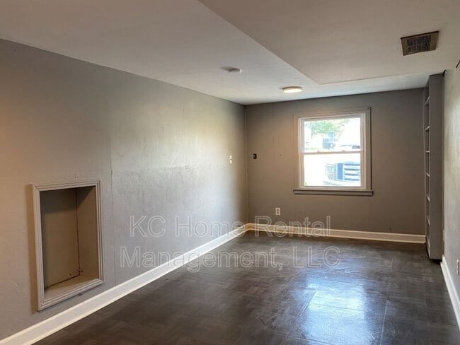Building Photo - 1519 NE Englewood Rd