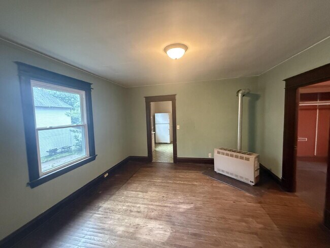 Building Photo - West Side 2BR Upper with Amazing Front Porch