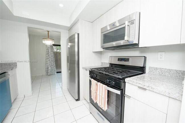 Building Photo - 10945 SW 113th Pl