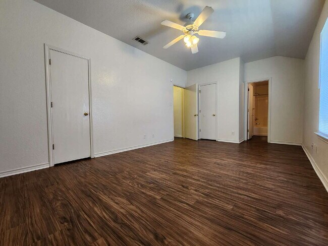 Building Photo - 3204 Toledo Dr