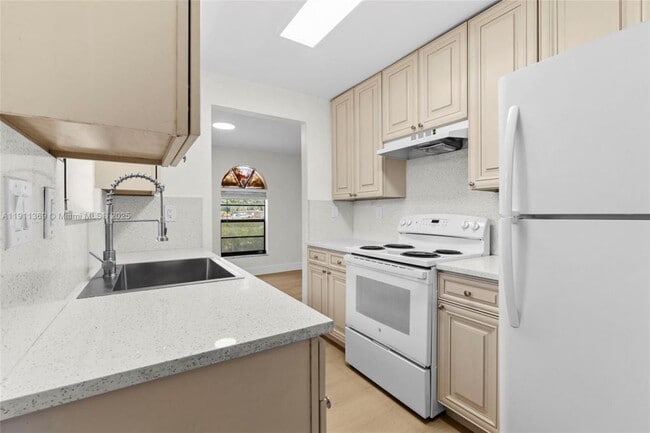 Building Photo - 5629 Taft St