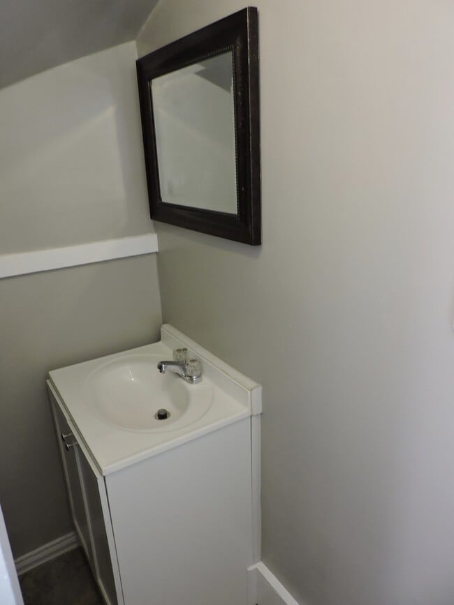 Building Photo - Beautiful 4 bed/1.5 bath Rental Mins. from...