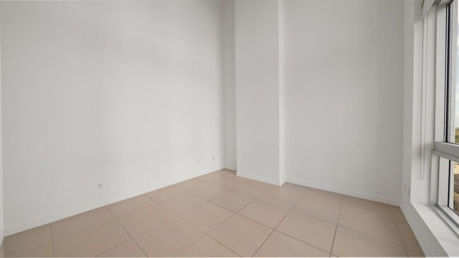 Building Photo - 300 S Biscayne Blvd