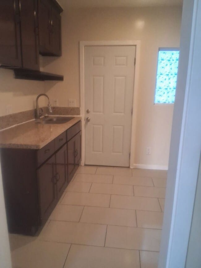 Building Photo - 700 West