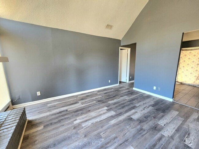 Building Photo - 6061 Briarhurst Dr