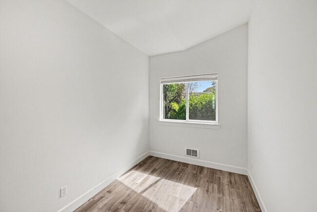 Building Photo - 5426 31st Ave S