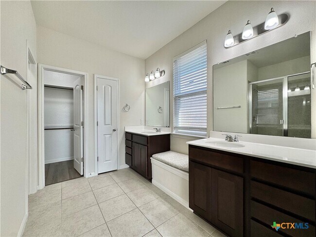 Building Photo - 320 La Escalera Dr