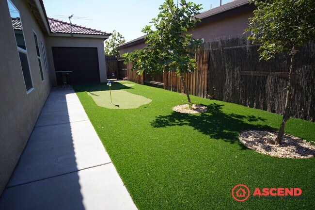 Building Photo - Stunning 4 Bed 2 Bath Home Off of Hosking and Wible!