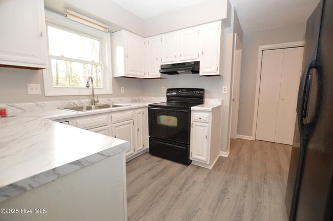 Building Photo - 307 Stillwood Dr
