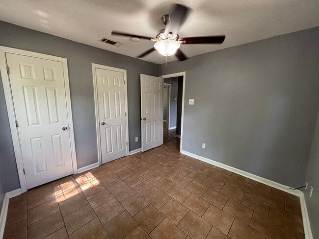 Building Photo - 3 bedroom- 1 bath!