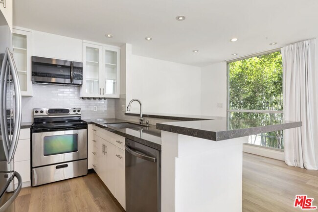 Building Photo - 1100 Alta Loma Rd