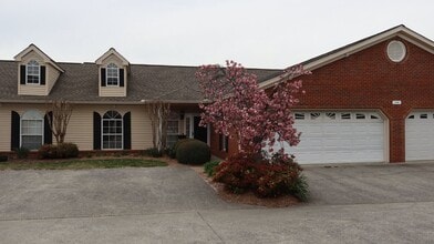 Building Photo - 3 bed 2 bath Condo