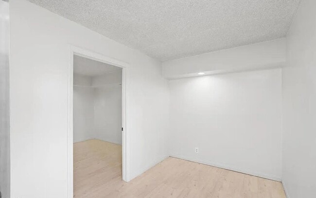 Building Photo - 137 N Oak Knoll Ave