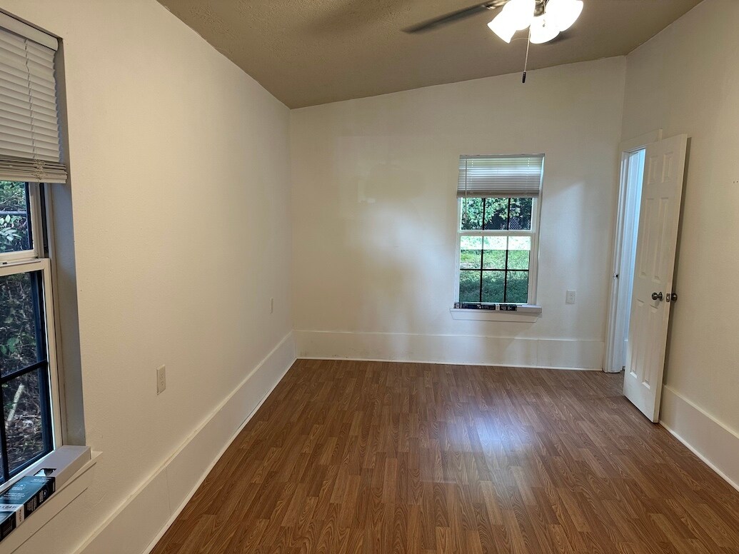 Master bedroom with walk-in closet - 305 Albert St