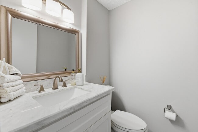 Building Photo - 1011 Fountain View Dr